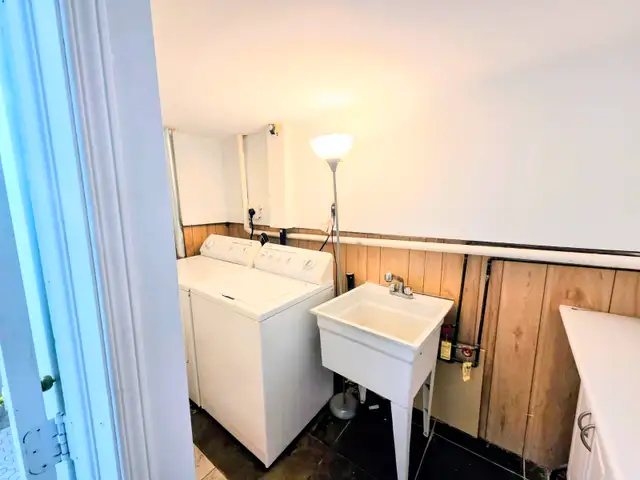 Fully furninshed Basement and top floor private room in Room Rentals & Roommates in Mississauga / Peel Region - Image 7