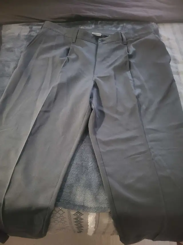 Mens Izod golf pants 40/32 in Golf in Cambridge - Image 3