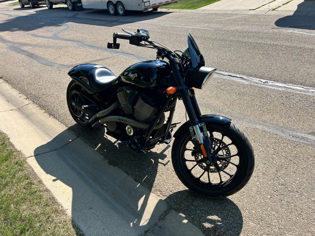 Victory 8 Ball Super Bike  in Street, Cruisers & Choppers in Red Deer - Image 2
