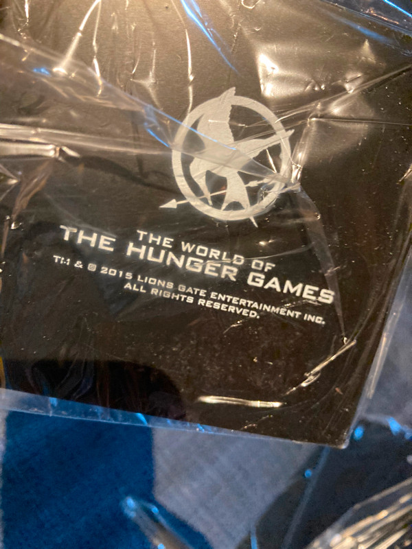 Appuie-livres World of the Hunger Games Bookends exclusivité HMV dans Art et objets de collection  à Drummondville - Image 2