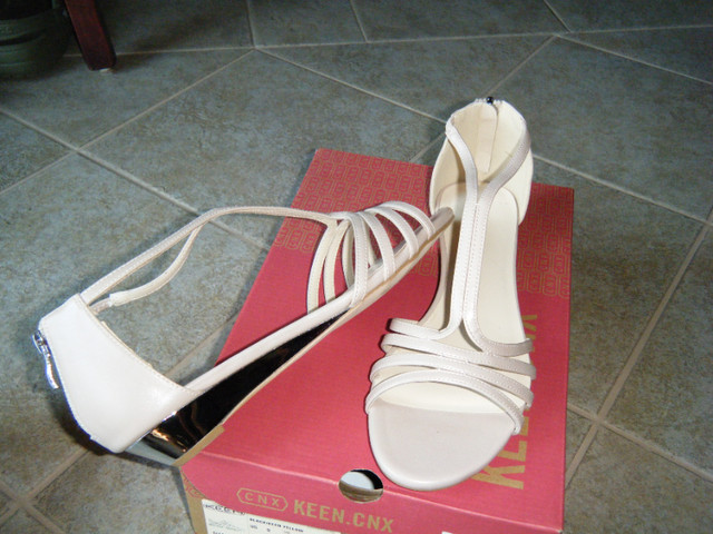 Sandales  de femme grandeur 40 ou 9  confortable jamais porter dans Femmes - Chaussures  à Laval/Rive Nord - Image 4