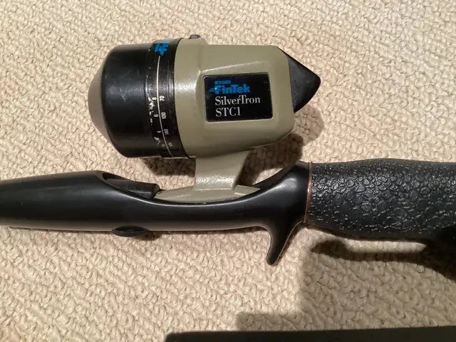 Fishing rods and one reel in Fishing, Camping & Outdoors in Owen Sound - Image 3