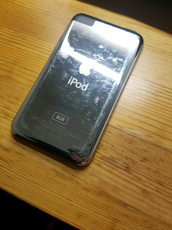 Ipod Touch 1st gen 8gb Rare/Collectible dans iPod et MP3  à Ville de Montréal - Image 2