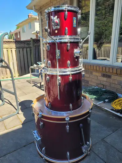 Vibrant burgundy Yamaha Rydeen drum shell pack. Includes a bass drum (20"), two rack toms (10" and 1...