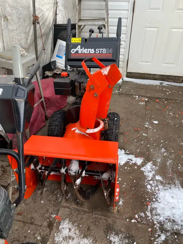 souffleuse  ariens 8/24 mise au point faite va très bien très in Lawnmowers & Leaf Blowers in Laval / North Shore - Image 3