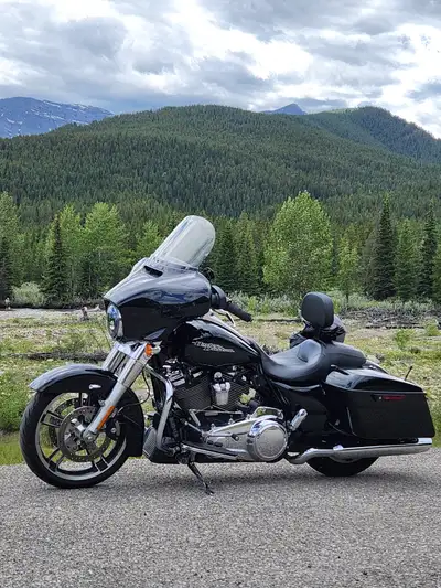2017 Harley Davidson Street Glide FLHX 80,197 km Bought used from Calgary Harley-Davidson, Spring 20...