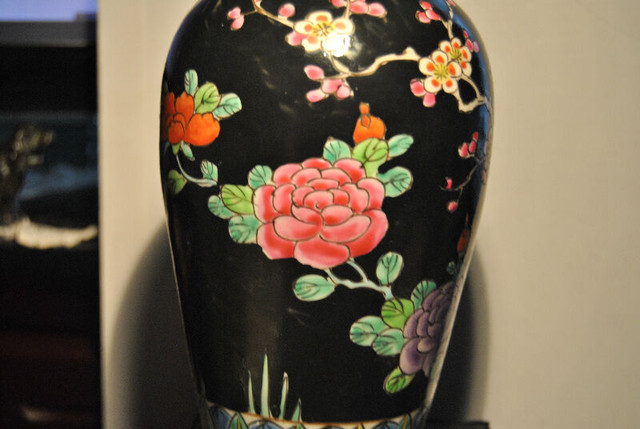 Chinese Antique Famille Rose Black Glazed Porcelain Vase in Arts & Collectibles in Vancouver - Image 2
