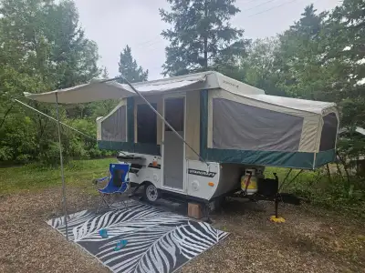 Very well maintained pop-up camper is a Starcraft 816 model with a white exterior and green canvas s...