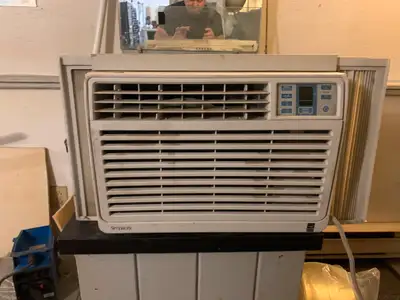 Marque : Danby 600 watts avec contour pour installation dans porte ou fenêtre