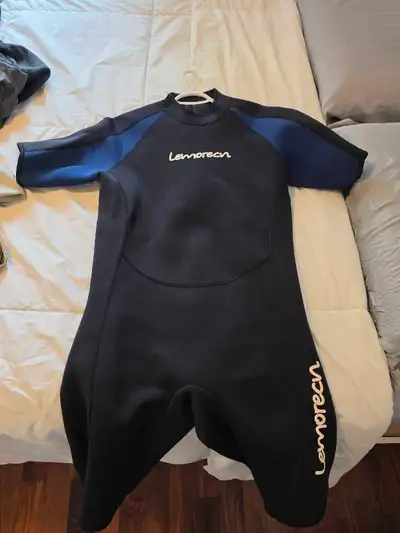 wet suit court, View more