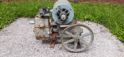 Up for sale is this vintage piston pump. Manufactured by Duro. The model number is K-255. Repair or...