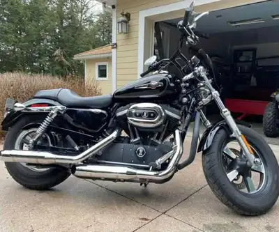 Harley Davidson 1200 xl avec 40400 km Femme proprio Excellent condition, batterie neuf Entreposer l'...