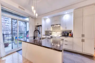 Boisbriand 100% meublés Condo 4 1/2 à louer – 1 stationnement intérieur chauffé + 1 extérieur Superb...