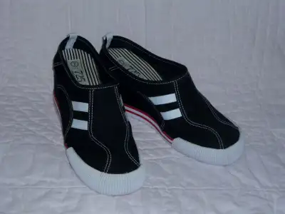 Black Wedge Shoes: 725 Originals .. like NEW .. Size 7, View more