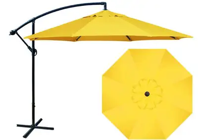 Parasol de jardin octogonal 10 pieds jaune décentré Patio Promo. Ce modèle déporté permet un placeme...