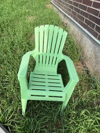 Add a splash of colour to your outdoor space with this green Adirondack chair! While this chair has...