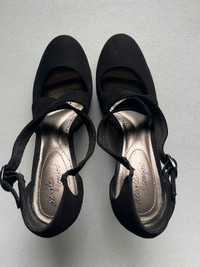 Black shoes (medium high heel)