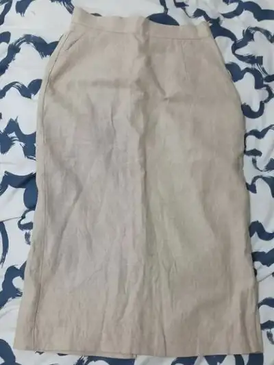 - Classy - straight - right below the knee - color: sand - high waist - 2 pockets - zip on the side...
