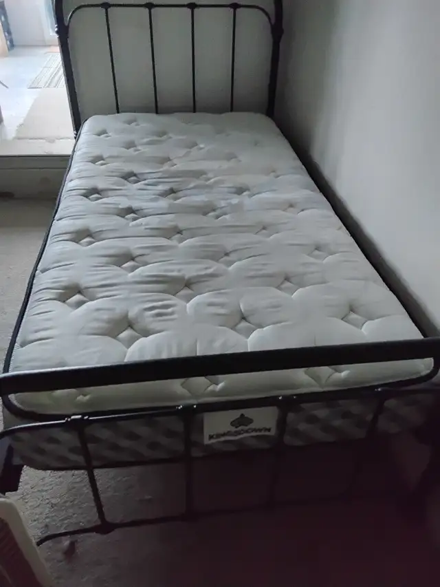 Twin bed and mattress63735876431745121