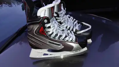 Bauer Vapor X:50 Hockey Skates- Senior Size 10D LIKE NEW LITTLE USE Vapor X50 features full texalium...