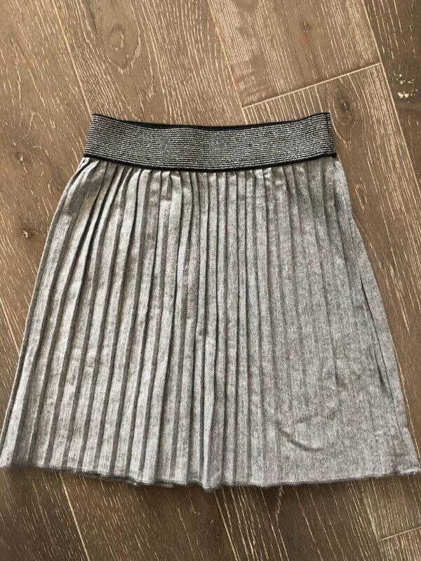 TODDLER GIRL LIGHT GREY PLEATED SKIRT FITS LIKE SIZE 2/3 in Clothing - 2T in Ottawa