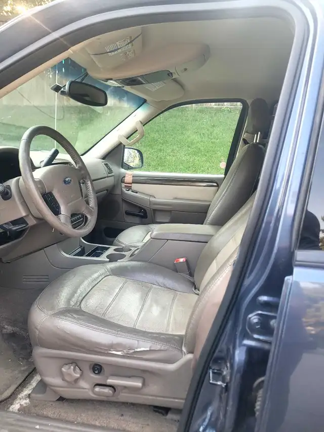 2004 Ford Explorer Eddie Bauer fully loaded Active 555207563475701761