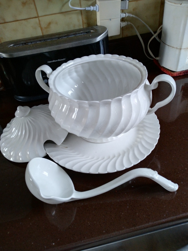 Soupière(blanche)Grande Tureen(white)Large dans Vaisselle et articles de cuisine  à Laval/Rive Nord - Image 2