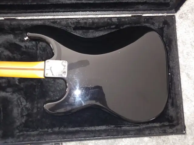 1983 Fender Stratocaster in Guitars in Kitchener / Waterloo - Image 4