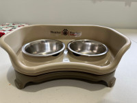 Pet Feeder. For small to medium size dogs 