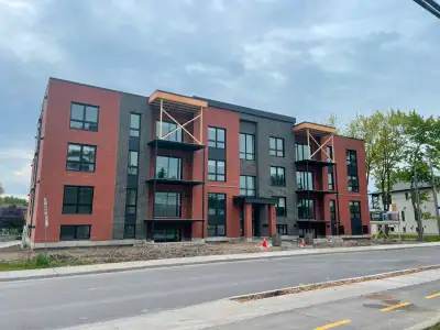 1 mois gratuit! Grand condo neuf 4½  à St-Eustache - Disponible