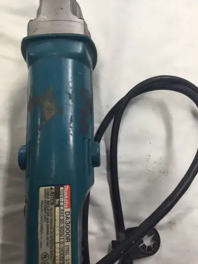 Makita , needs chuck key.