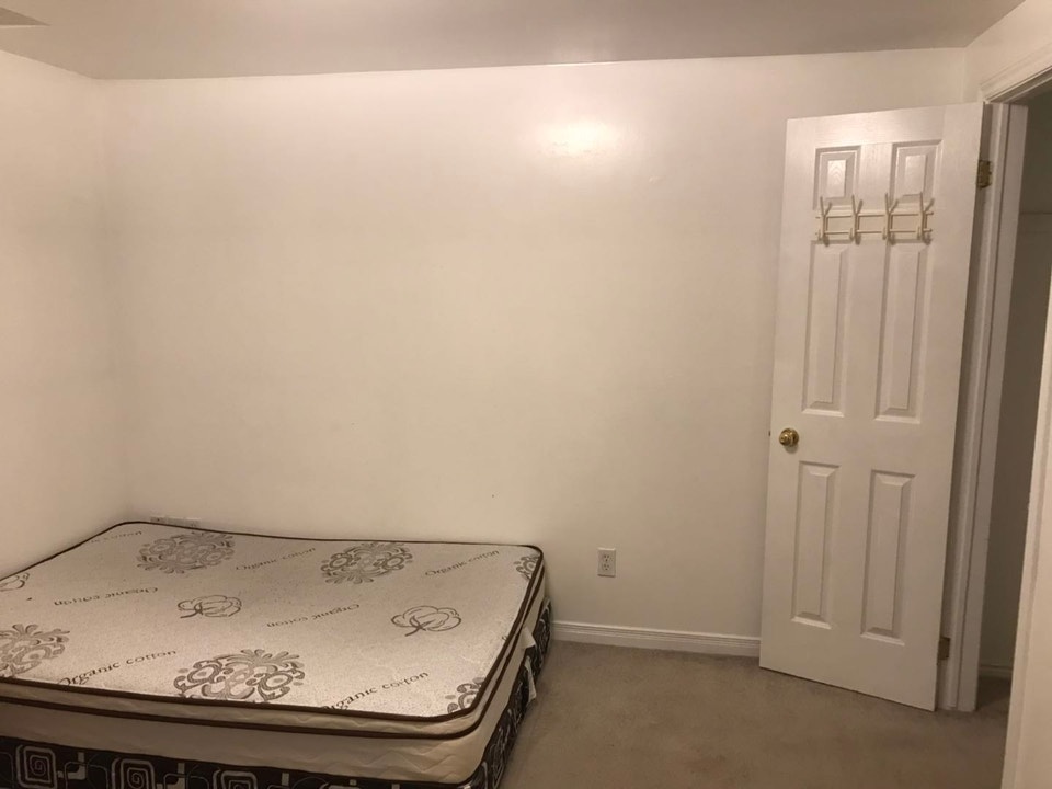 Bachelor Studio in East of Oakville 5