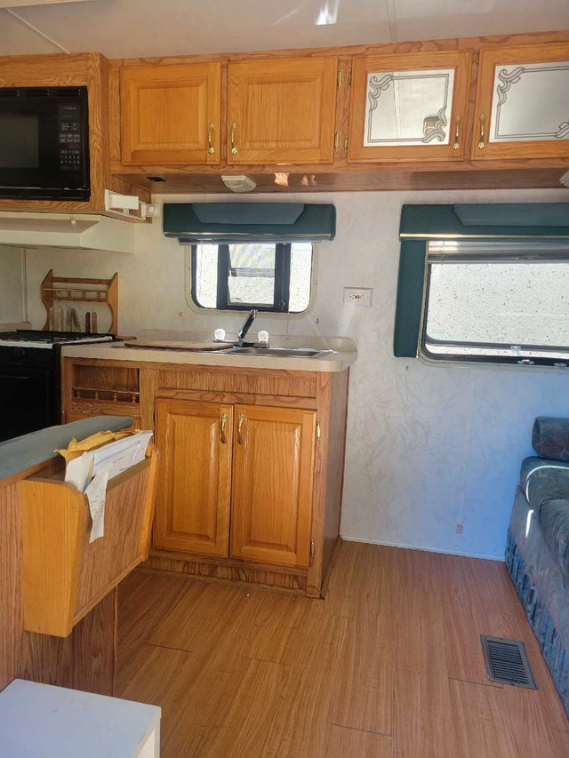 Fifth Wheel Trailer in Travel Trailers & Campers in Lethbridge - Image 2