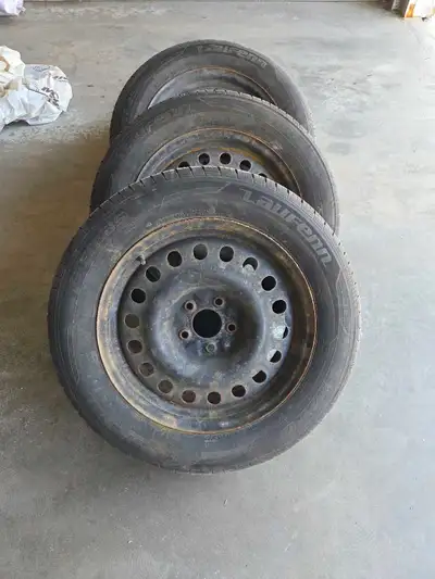 225 60 17 tire set for sale. Originally from Hyundai tucson