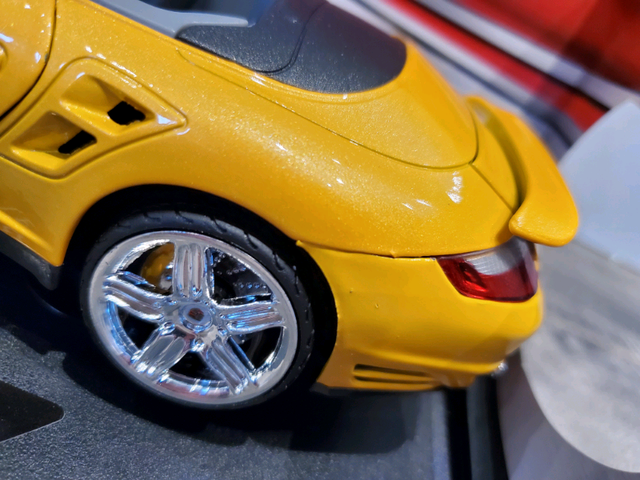 1:18 Diecast Motor Max Porsche 911 997 Turbo Cabriolet Yellow in Arts & Collectibles in Kawartha Lakes - Image 8