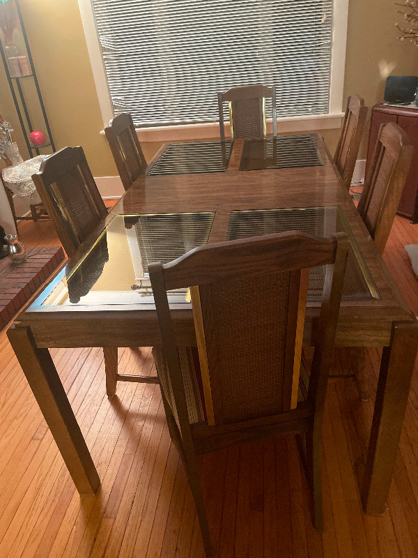 Dinning room set and 6 chairs in Dining Tables & Sets in Stratford - Image 2