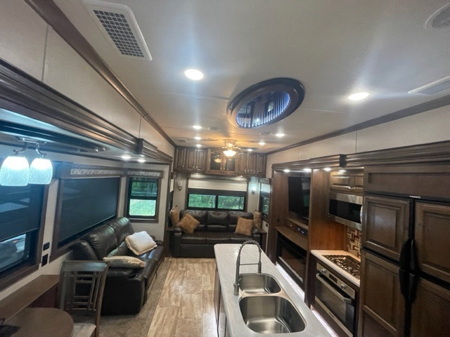 2019 River Stone 39MO in RVs & Motorhomes in Comox / Courtenay / Cumberland - Image 2