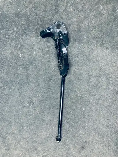 This is a sturdy, pre-owned 12 inch peg kid’s bicycle kick stand finished in a classic black, perfec...