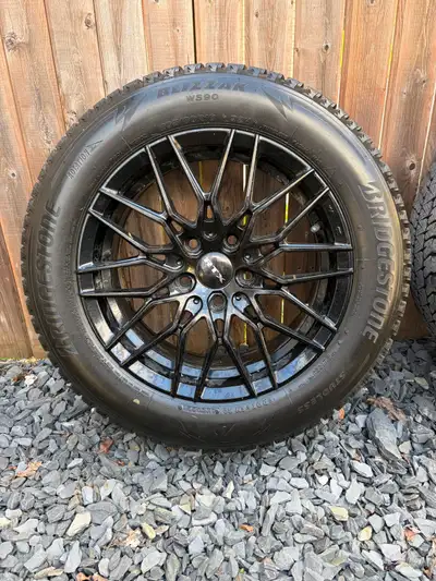 Je vends cet ensemble de quatre roues RTX de 16 pouces avec pneus d'hiver Bridgestone Blizzak WS90....