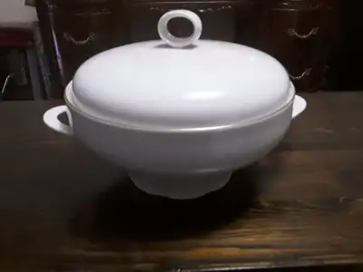 FINE PORCELAIN CHINA SOUP TOUREEN or SERVING DISH WITH LID AND OPEN HANDLES - RIBBED DESIGN AND GOLD...