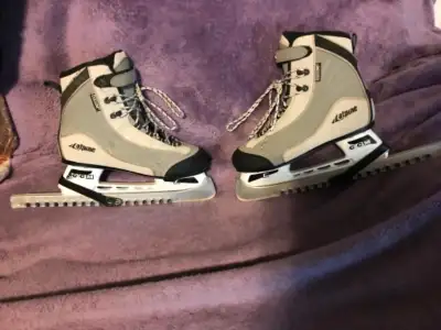 Patin à glace pour femme comme neuf utilisés une seule fois avec protecteurs de lames. Grandeur 6