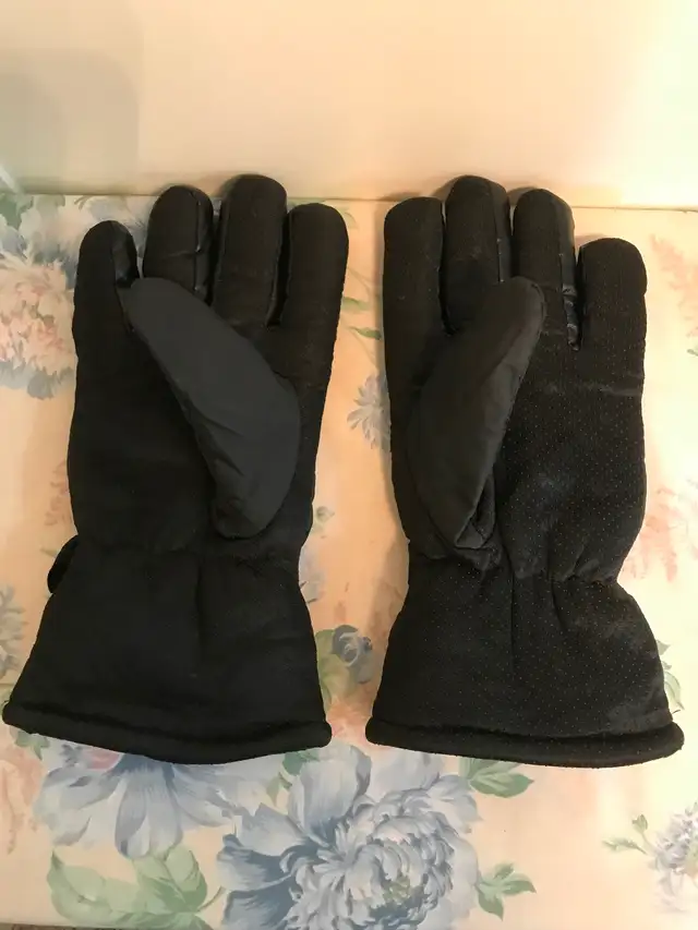 Ski Snowboard Winter gloves in Ski in Richmond - Image 4