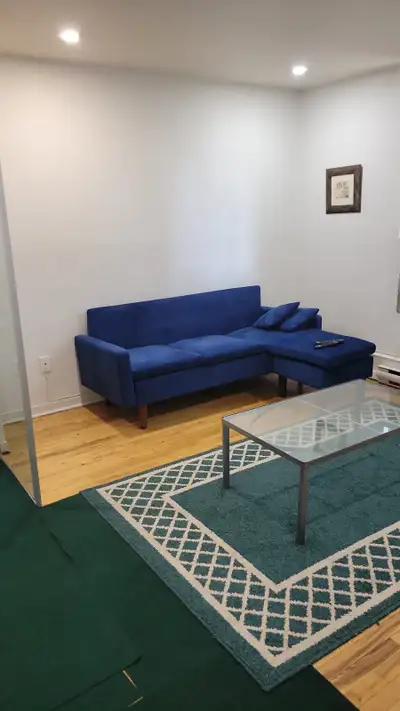 Chambre disponible dès maintenant dans un 5 1/2, situé à Longueuil. - Loyer 700 $ incluant tous les...