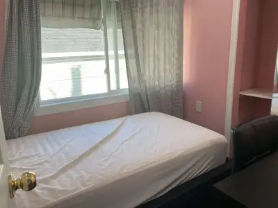 Private furnished room with keys. Shared wash room and Kitchen. 15 min to University of Ottawa, UQO,...