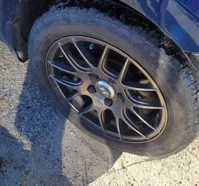 4 très beaux mags, 205 55 R16, pneus 4 saisons. D'une valeur de 1800$ Les roues sont à Québec, car j...