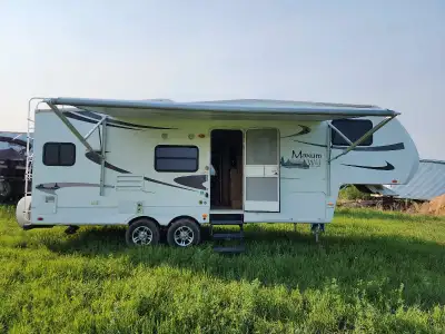 $19000 OBO 28ft long, 1 slide-out, pullout couch, sleeps 4, air-conditioning Only 2 owners