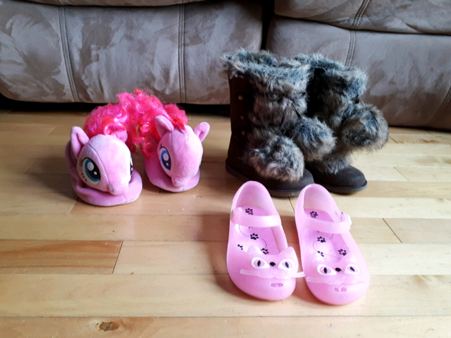 Soulier et bottes grandeur 7 petite fille  in Kids & Youth in Laval / North Shore - Image 2