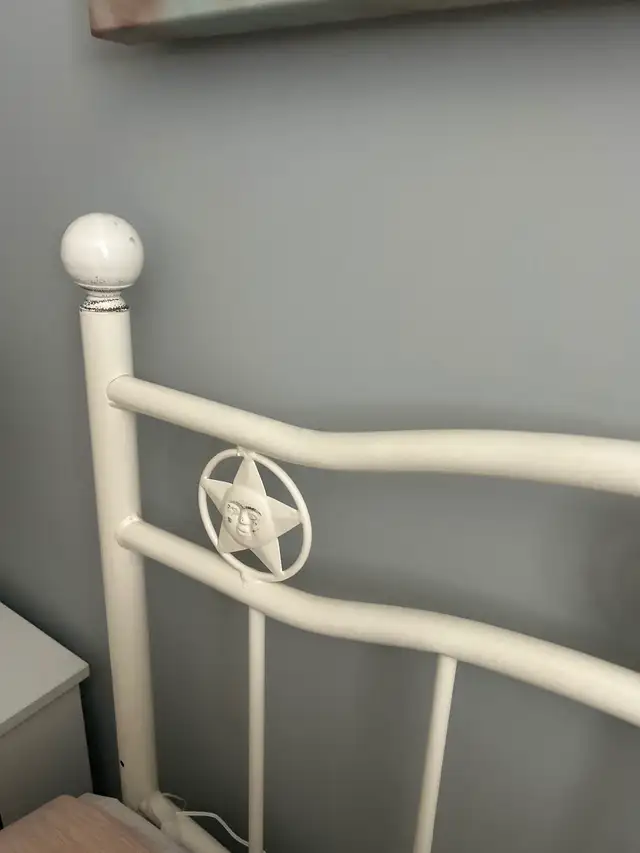 Twin metal bedframe
