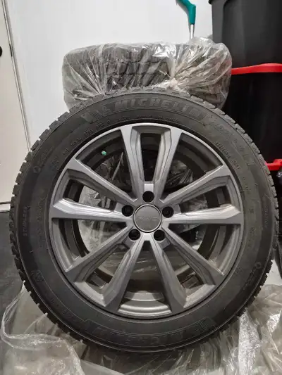Michelin X-Ice Snow 235/55R18 winter tires mounted on alloy rims. Used 4 seasons on Mercedes GLB 250...
