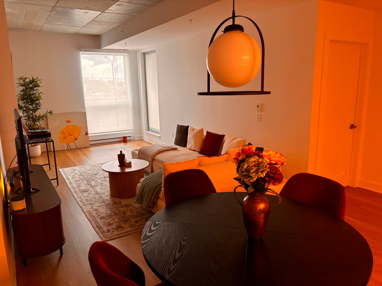 Room for rent $1,350 everything included, de la savane metro — photo 1